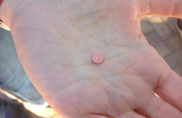 A pílula chamada de “autenticação vitamínica”, que já foi até certificada como um “remédio” seguro pela FDA (Foto: Reprodução/ The Verge)