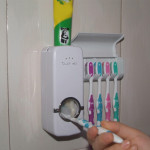 Porta-escovas e expremedor de pasta de dente